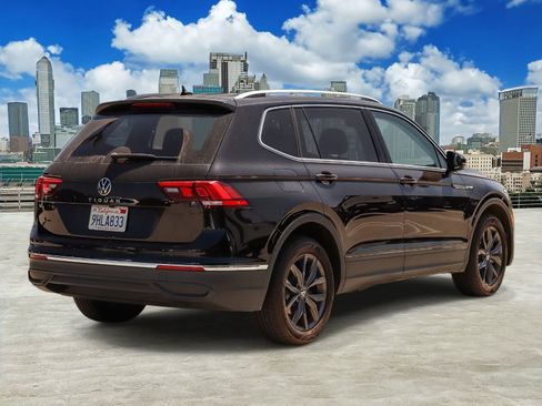 Used 2023 Volkswagen Tiguan SE w/ Panoramic Sunroof Package FWD image 4