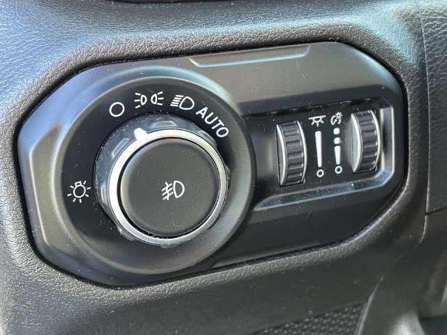 Used 2018 Jeep Wrangler Unlimited Sahara AWD/4WD image 19