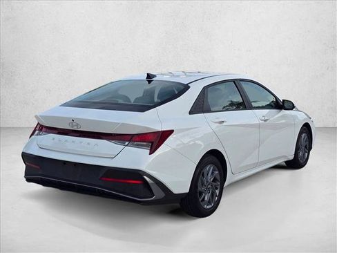 Used 2024 Hyundai Elantra SEL FWD image 5