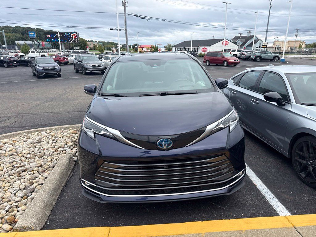 Used 2021 Toyota Sienna Platinum FWD image 10