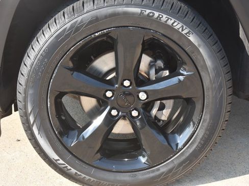 Used 2023 Jeep Grand Cherokee Altitude RWD image 9