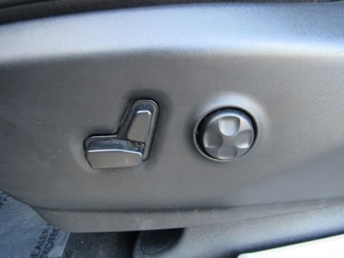 Used 2024 Chrysler Pacifica Touring-L image 15