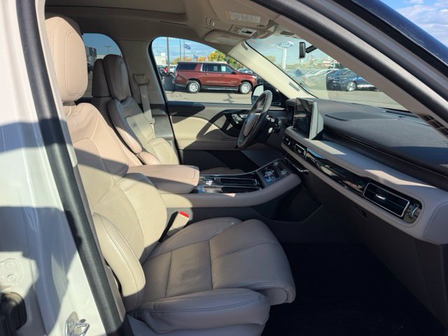 Used 2023 Lincoln Aviator Reserve w/ Equipment Group 201A AWD/4WD image 12