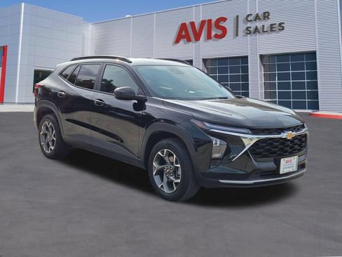 Used 2025 Chevrolet Trax LT w/ LT Convenience Package FWD image 3