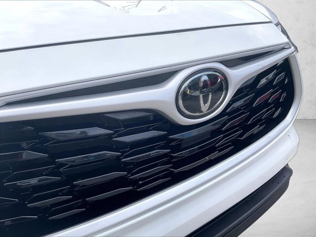 Used 2024 Toyota Highlander XLE FWD image 29