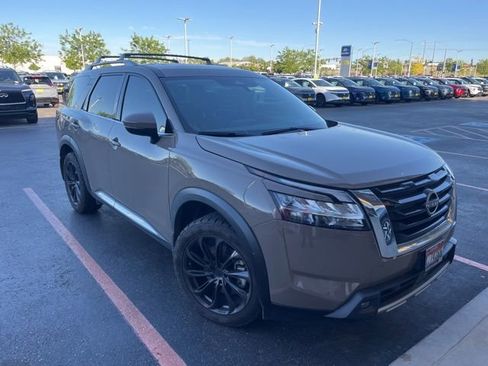 Used 2024 Nissan Pathfinder Platinum AWD/4WD image 4