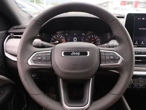 Used 2025 Jeep Compass Latitude w/ Sun & Sound Group AWD/4WD image 11