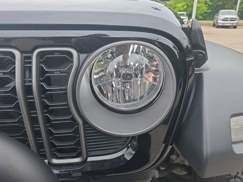 Used 2025 Jeep Wrangler Sport AWD/4WD image 31