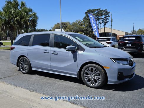 New 2026 Honda Odyssey Touring image 7