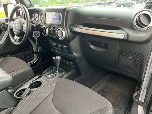Used 2014 Jeep Wrangler Unlimited Rubicon w/ Connectivity Group AWD/4WD image 36