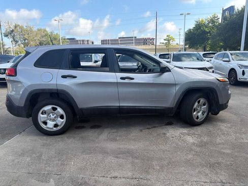 Used 2017 Jeep Cherokee Sport FWD image 5