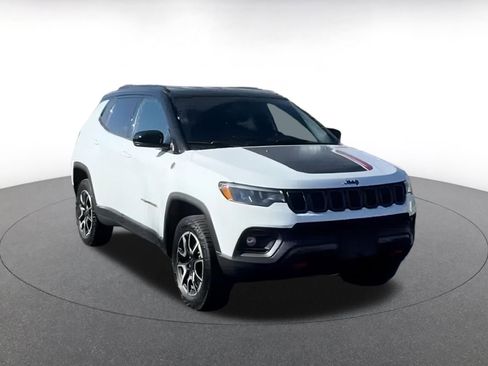Used 2025 Jeep Compass Trailhawk image 2