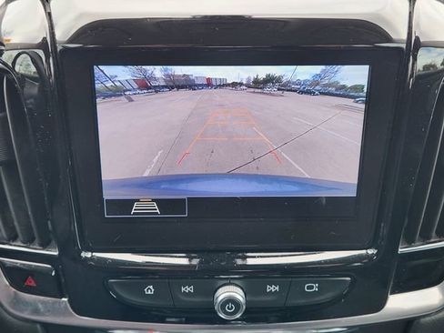 Used 2021 Chevrolet Traverse LT image 17