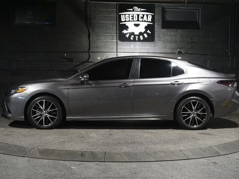 Used 2022 Toyota Camry SE FWD image 2