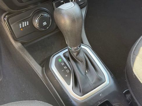 Used 2023 Jeep Renegade Latitude AWD/4WD image 23