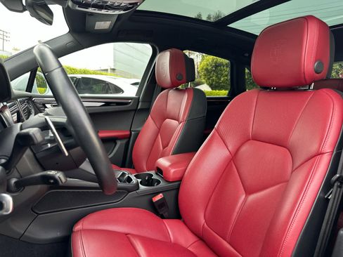 Certified 2025 Porsche Macan image 5