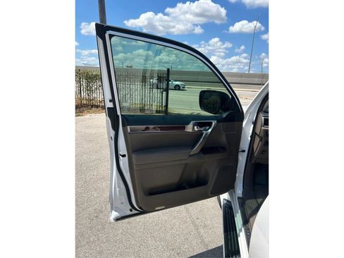 Used 2011 Lexus GX 460 image 12