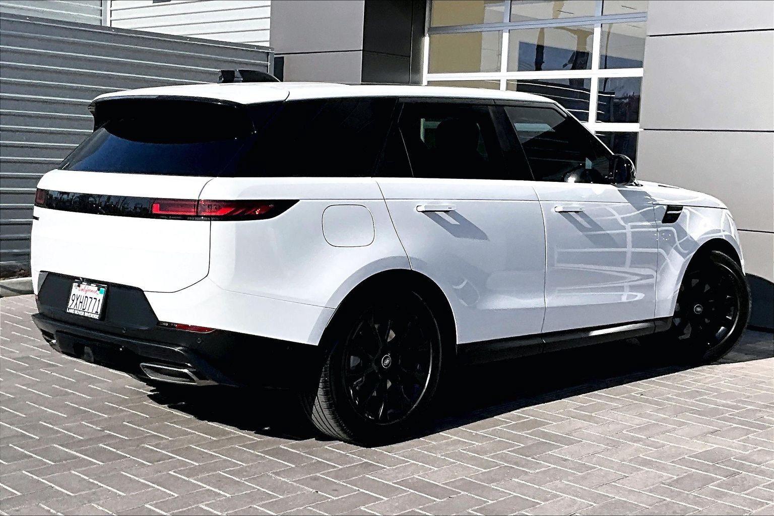 Used 2025 Land Rover Range Rover Sport SE AWD/4WD image 13