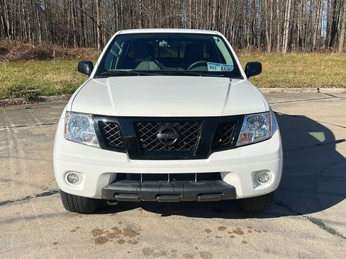 Used 2021 Nissan Frontier SV w/ Midnight Edition Floor Mats image 12