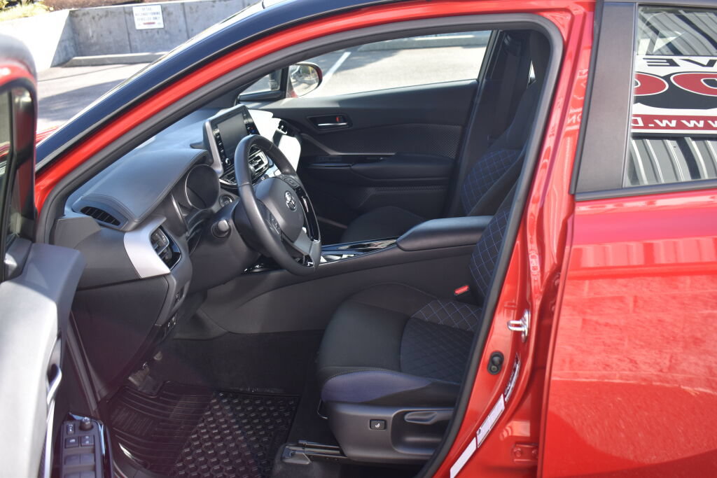 Used 2021 Toyota C-HR Limited FWD image 18