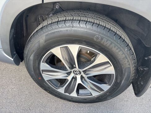 Used 2024 Toyota Highlander XLE AWD/4WD image 14