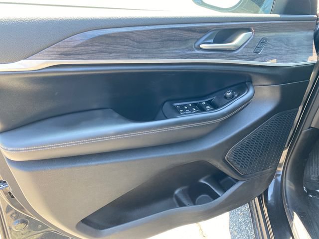 Used 2023 Jeep Grand Cherokee Limited AWD/4WD image 16