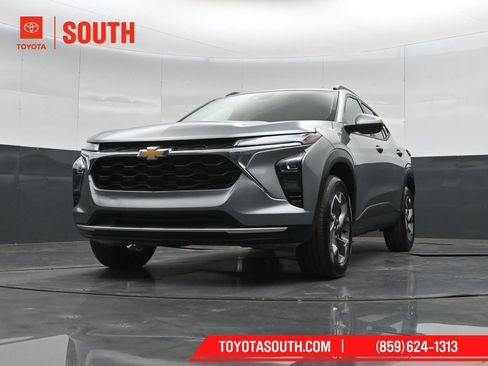 Used 2025 Chevrolet Trax LT w/ LT Convenience Package FWD image 39