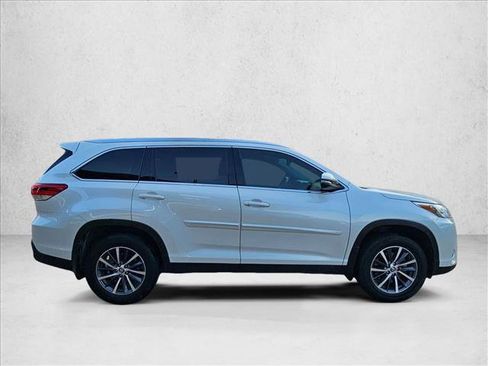 Used 2019 Toyota Highlander XLE AWD/4WD image 4
