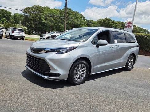 Used 2025 Toyota Sienna LE FWD image 3