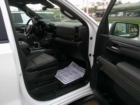 Used 2022 Chevrolet Silverado 1500 ZR2 w/ Technology Package image 17