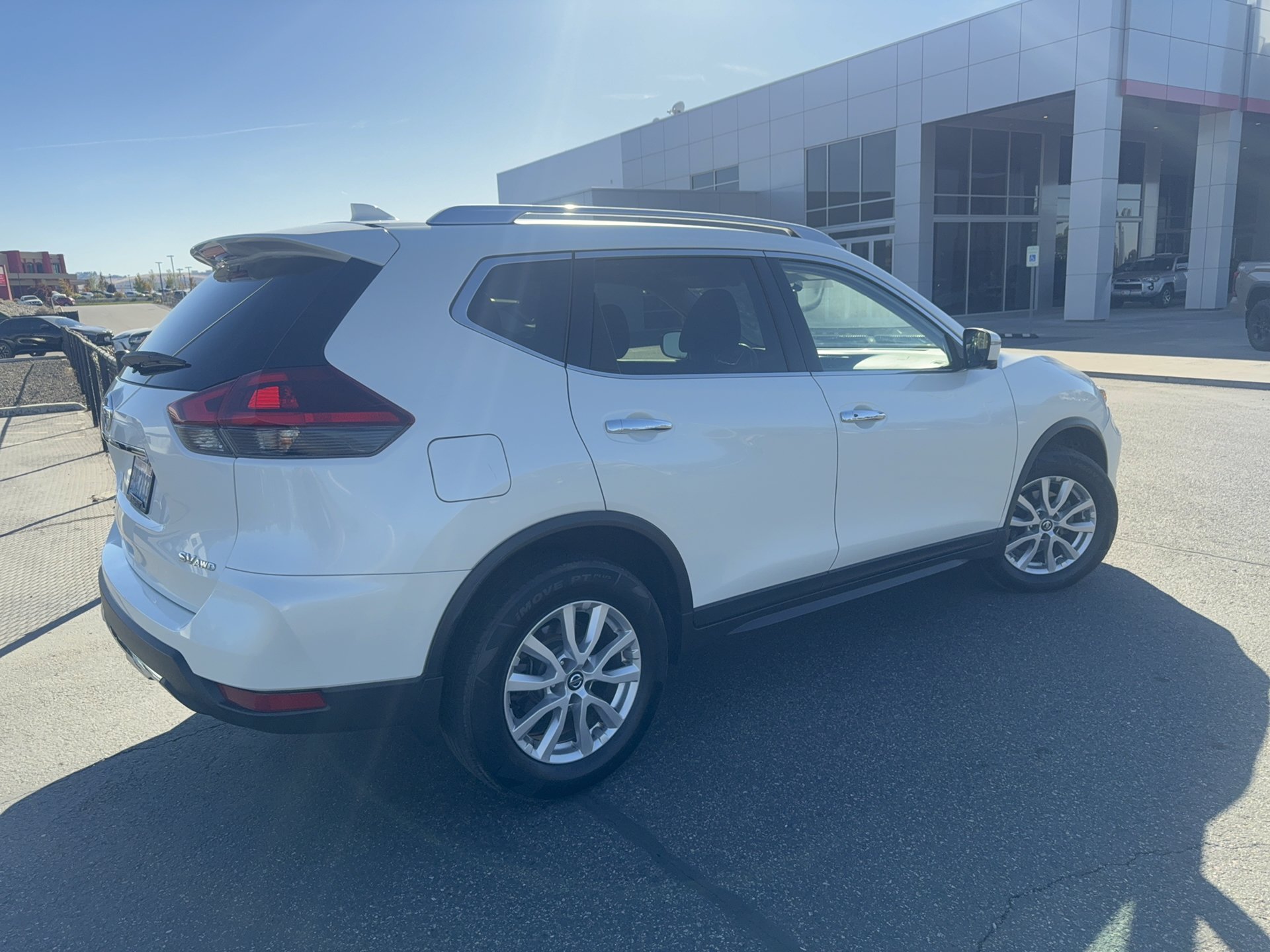 Used 2018 Nissan Rogue SV w/ Premium Package AWD/4WD image 6