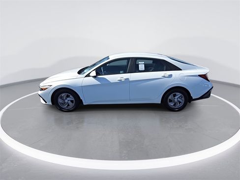 Used 2025 Hyundai Elantra SE image 5