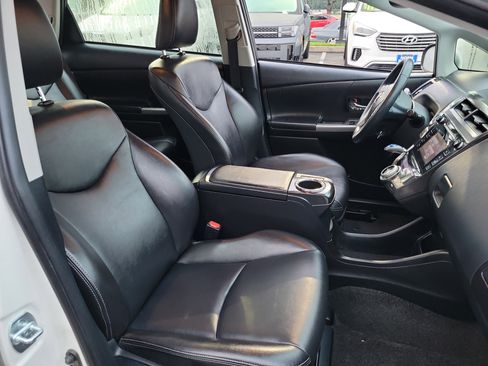 Used 2017 Toyota Prius V image 17