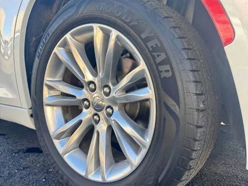 Used 2019 Chrysler 300 Touring L w/ Quick Order Package 22F image 4