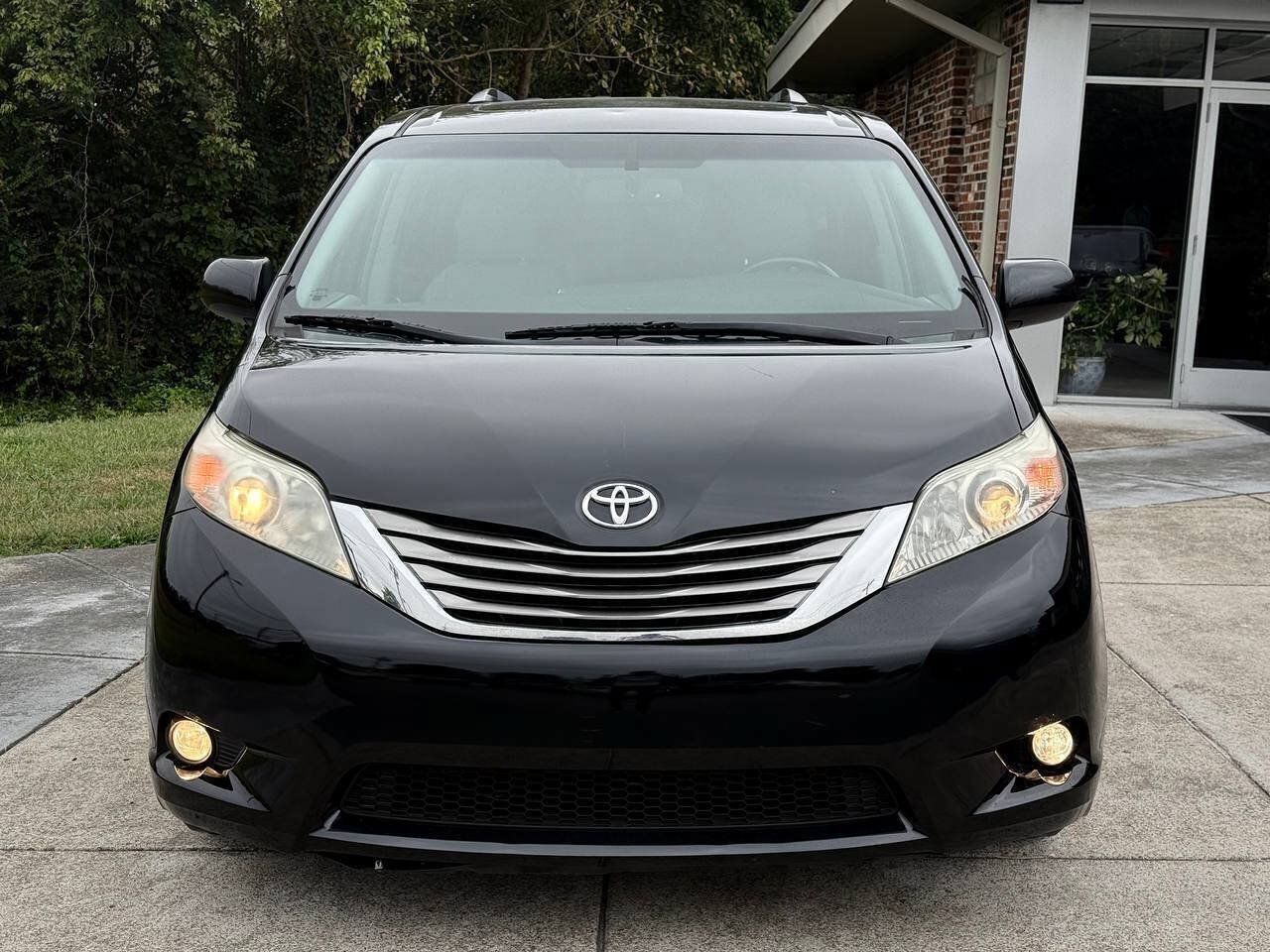 Used 2015 Toyota Sienna XLE w/ XLE Navigation Package FWD image 8