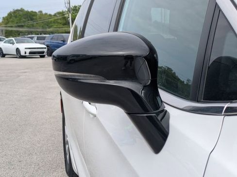 Used 2025 Chrysler Pacifica Select image 13