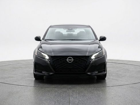 Used 2025 Nissan Altima 2.5 SV image 2