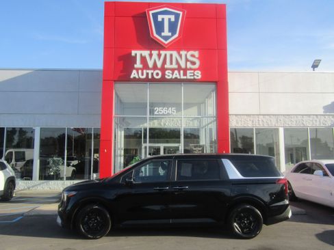 Used 2025 Kia Carnival FWD image 1