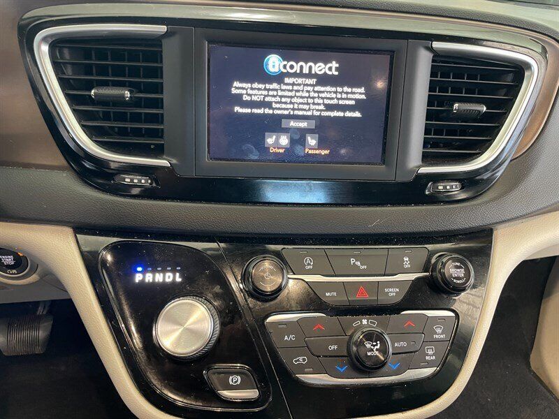 Used 2019 Chrysler Pacifica Touring-L FWD image 13