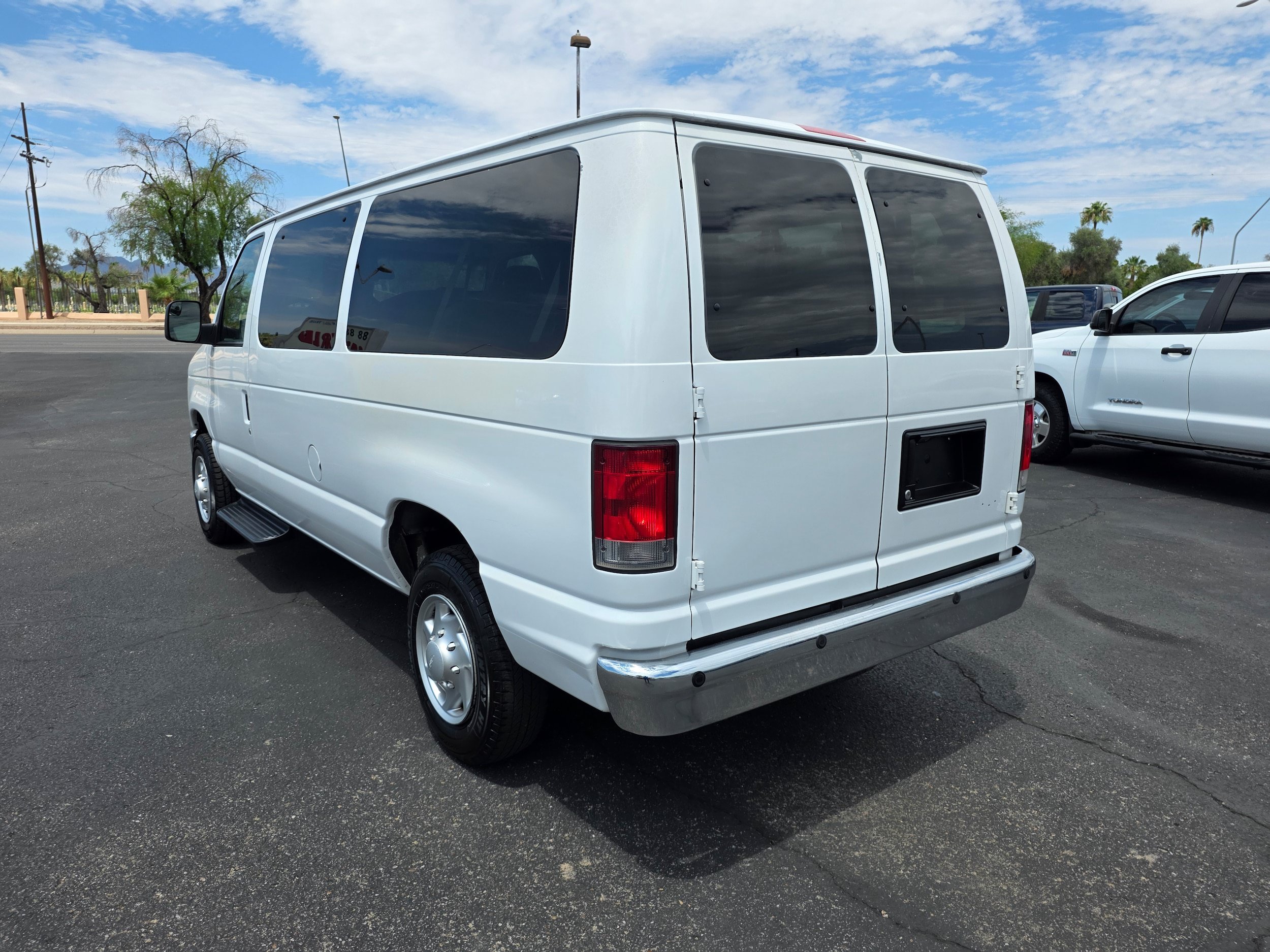 Used 2014 Ford E-350 and Econoline 350 XLT RWD image 3