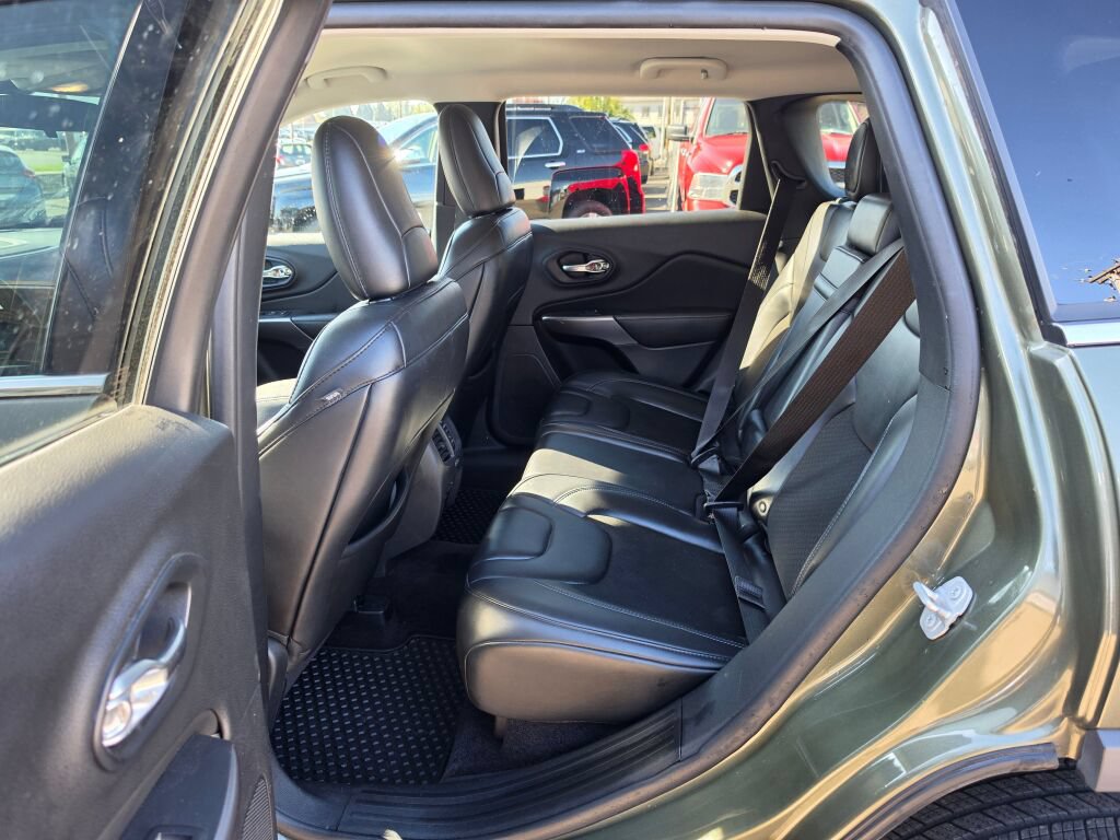 Used 2019 Jeep Cherokee Latitude Plus w/ Cold Weather Group AWD/4WD image 18