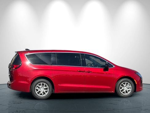New 2027 Chrysler Pacifica Select FWD image 3