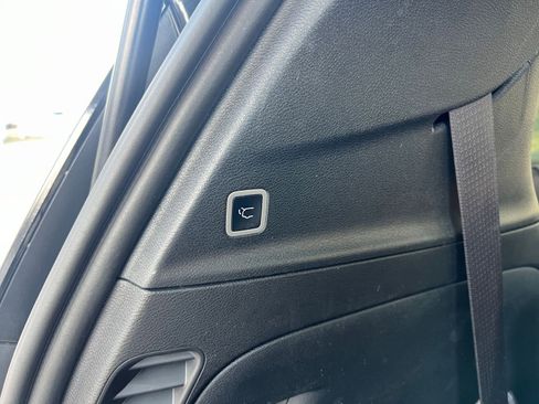 Used 2025 Chrysler Pacifica Limited image 24