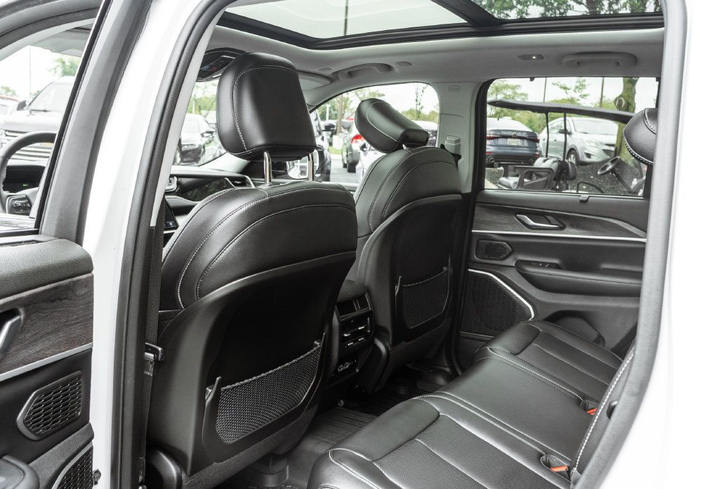 Used 2022 Jeep Grand Cherokee Limited 4xe w/ Luxury Tech Group II AWD/4WD image 27
