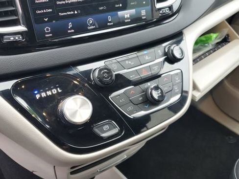 Certified 2024 Chrysler Pacifica Touring-L image 17