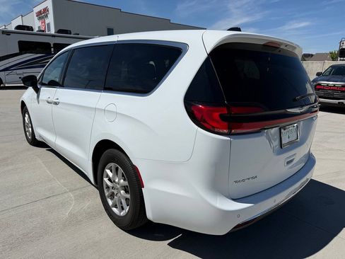 Used 2024 Chrysler Pacifica Touring FWD image 5