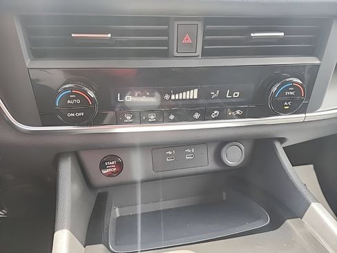 Used 2025 Nissan Rogue SV AWD/4WD image 27