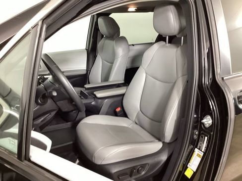Used 2025 Toyota Sienna XLE FWD image 27