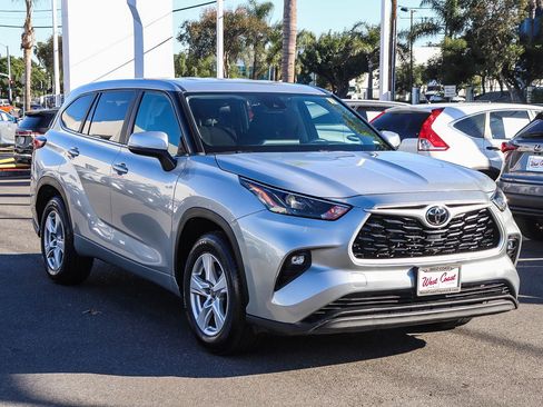 Used 2023 Toyota Highlander LE image 3