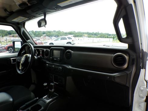 Used 2020 Jeep Gladiator Sport AWD/4WD image 14